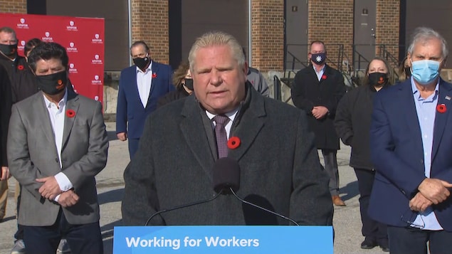 此图片的alt属性为空；文件名为doug-ford-jerry-dias-warren-thomas-opseu-unifor-ontario-salaire-minimum-novembre-2021.png.jpeg