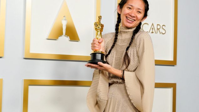 华裔导演赵婷获奥斯卡最佳导演奖，为首位有色族裔女性获奖者