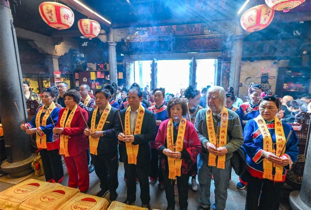 加拿大天妃多元文化艺术团、加拿大多元民俗文化促进会赴湄洲妈祖祖庙参访进香